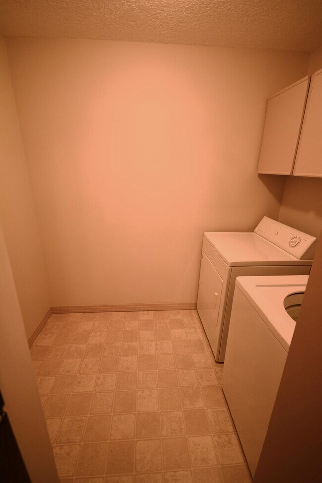 Building Photo - 2 Bed 1 Bath Unit in Calgary, AB