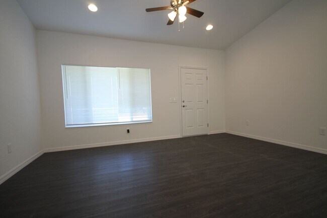 Foto del edificio - Beautiful 3 Bedroom, 2 Bathroom Home in Oc...