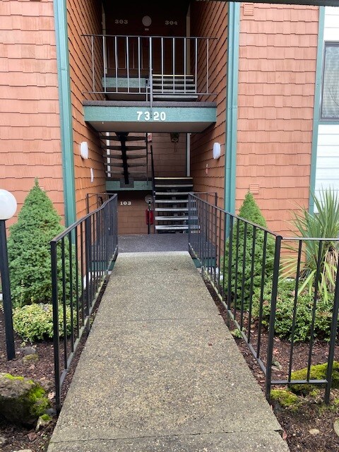 Primary Photo - 7320 N Skyview Ln