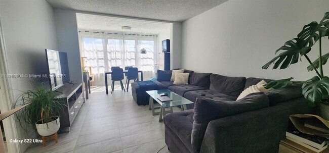 Building Photo - 9420 Poinciana Pl