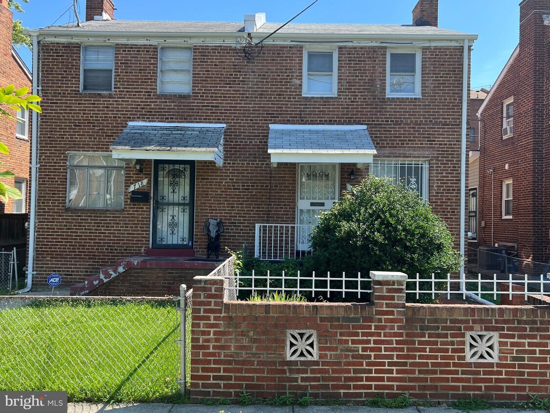 Primary Photo - 720 Burns St SE