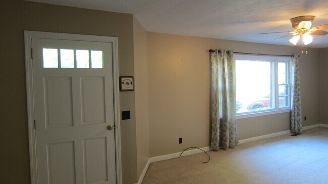 Building Photo - 905 Meadow Ln