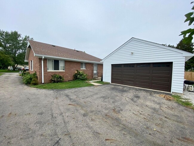Building Photo - 3758 Meadow Ln