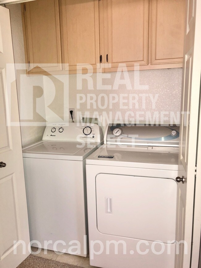 Building Photo - 2 Bed / 2 Bath Condo in Elk Grove!