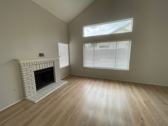 Foto del edificio - Beautiful 3 Bed 2.5 Bath Home with SOLAR i...
