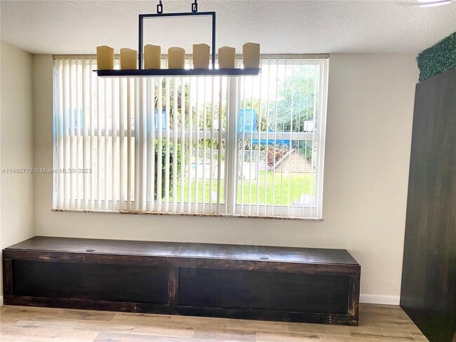 Foto del edificio - 9441 Live Oak Pl
