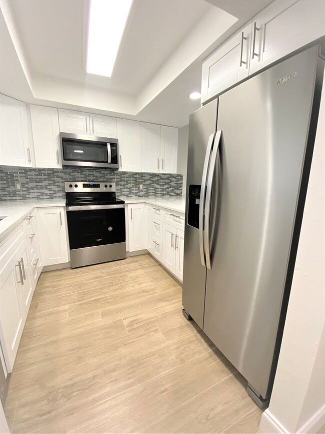 Foto del edificio - ** GOLF VIEW MANOR ** 2 BED / 2 BATH - FIR...