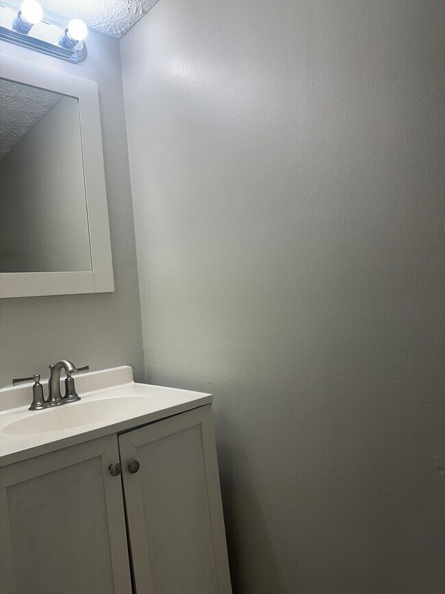 Foto del edificio - Three Bedroom, 2.5 Bathroom Townhome in Wo...