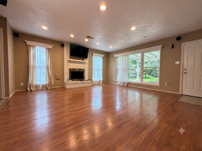 Foto del edificio - 3507 Santa Rosa Ln