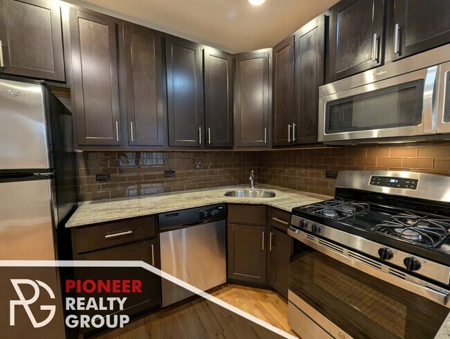 Foto del edificio - 4759 N Maplewood Ave