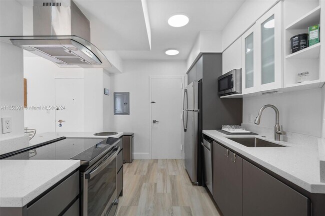 Building Photo - 300 Bayview Dr