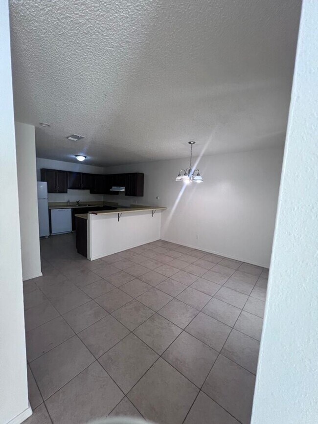 Building Photo - 3 br, 1.5 bath House - 2404-B N Grand   (465)