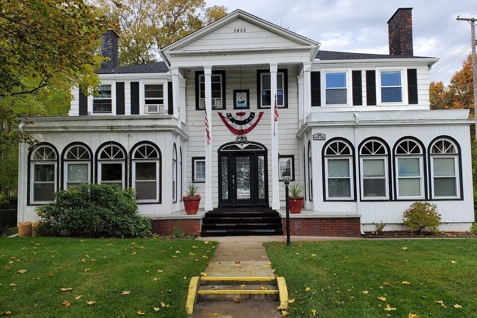 Primary Photo - White House Apartments