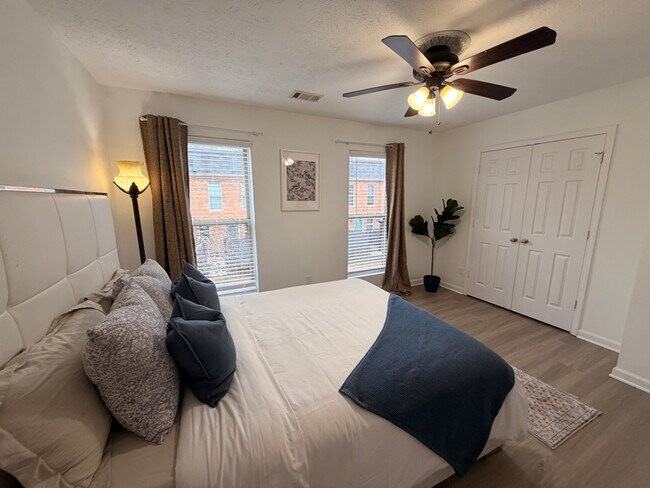 Foto del edificio - 245 Winding River Dr