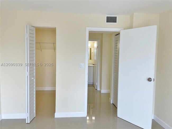 Foto del edificio - 16950 W Dixie Hwy