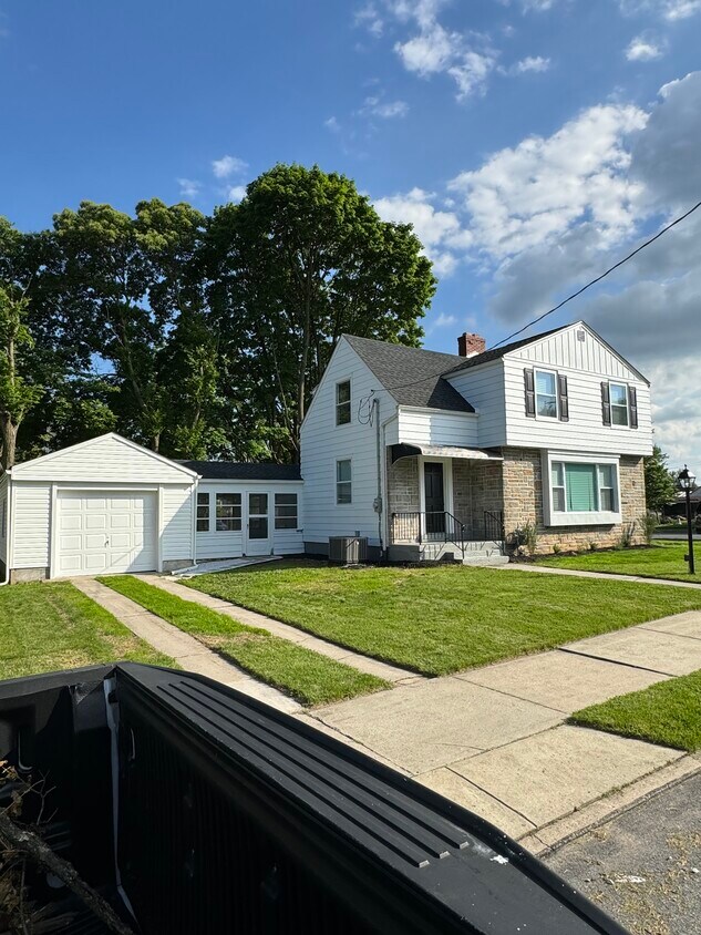 Primary Photo - 316 W Maple St