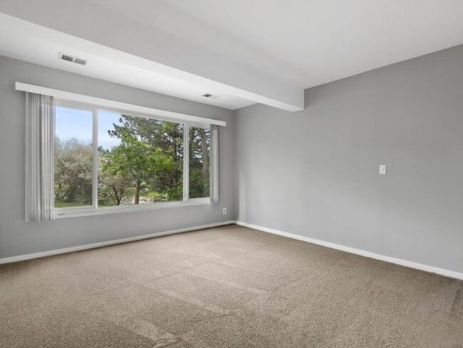 Foto del edificio - Bright & Beautiful 4-bed, 2-bath Home in S...