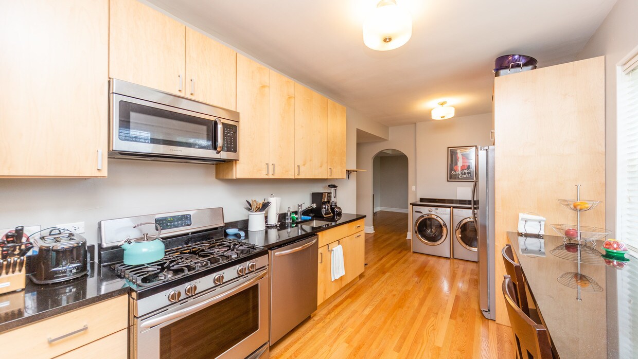 Primary Photo - 2121 N Albany Ave