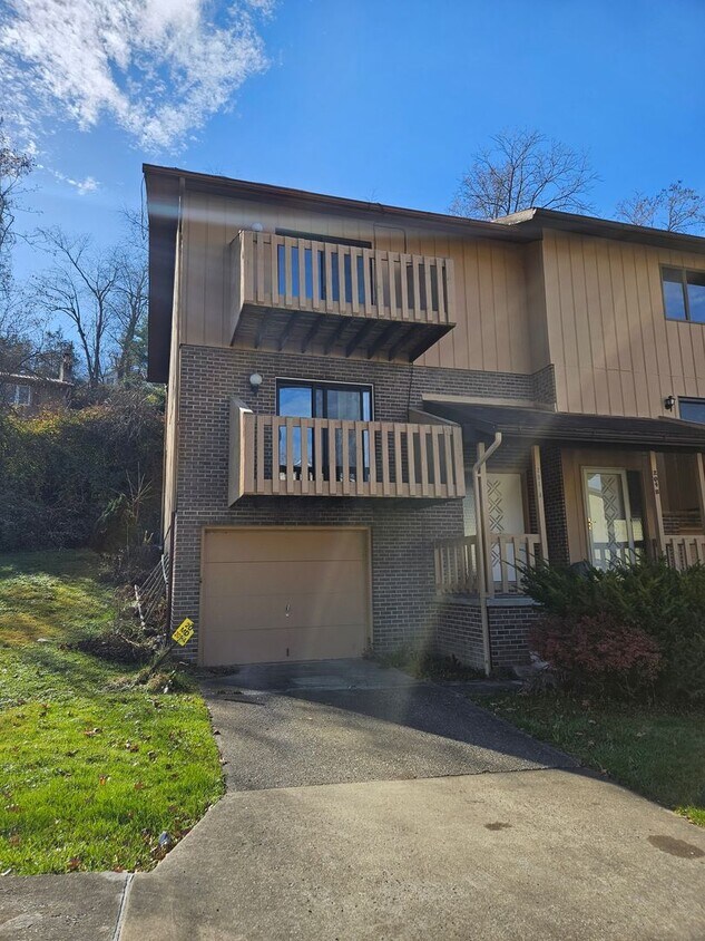 2 Bedroom, 1 Bathroom Townhome Available... House Rental in