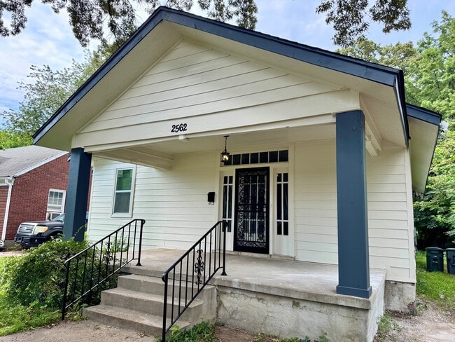 Building Photo - 2562 School Ave