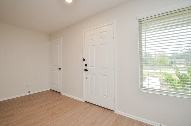 Foto del edificio - 305 Riverwood Village Ln