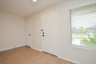 Building Photo - 305 Riverwood Village Ln