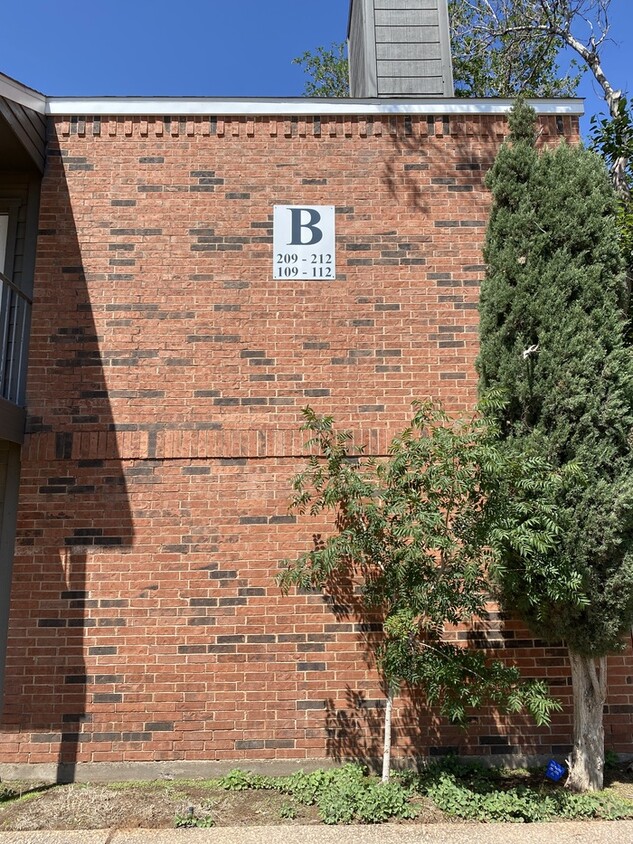 Foto principal - 1 bed 1 bath condo, pool on site!