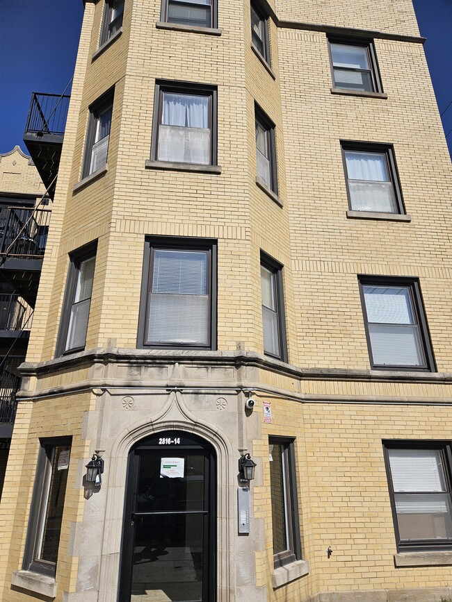 Exterior1 - 2816 W Arthur Ave