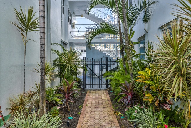 Foto del edificio - 2727 Yacht Club Blvd