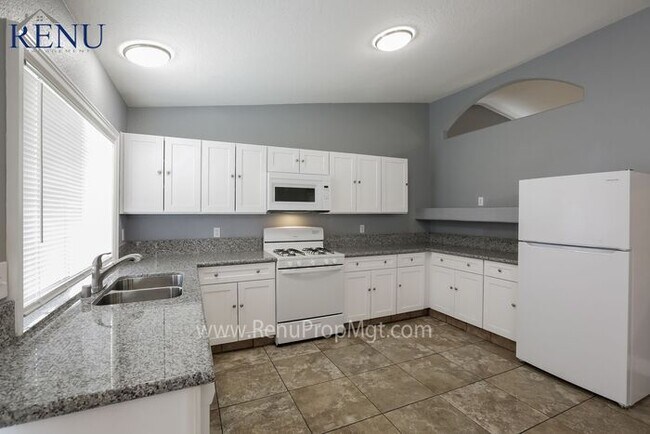 Building Photo - 401 Vassar Ln