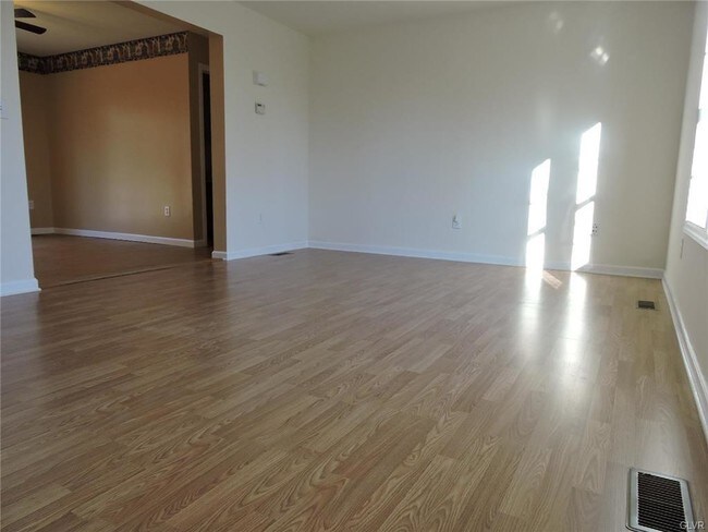 Building Photo - 211 Paw Paw Dr