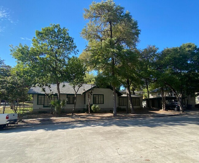 Building Photo - UT Pre Lease!  Four Bedrooms and a short w...