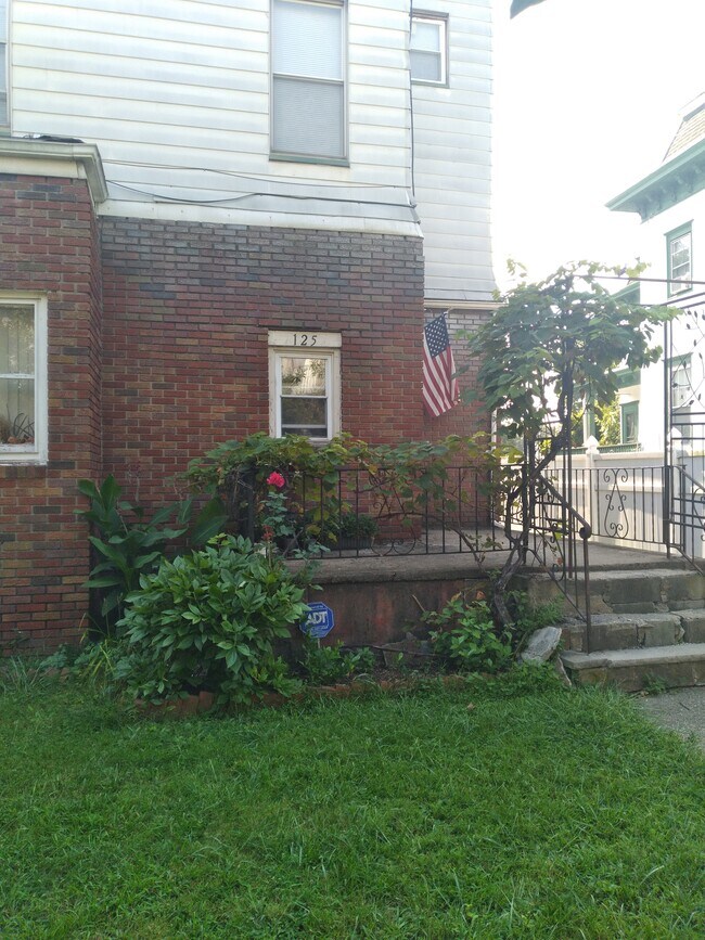 Building Photo - 125 Pennington Ave