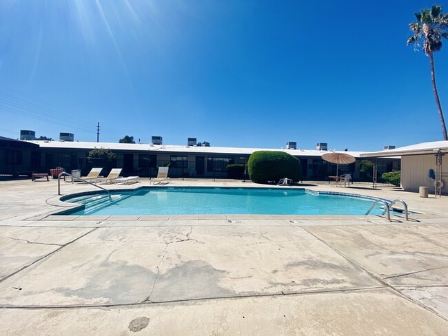 Foto del edificio - Spacious 2 Bedroom with Vaulted Ceilings, ...