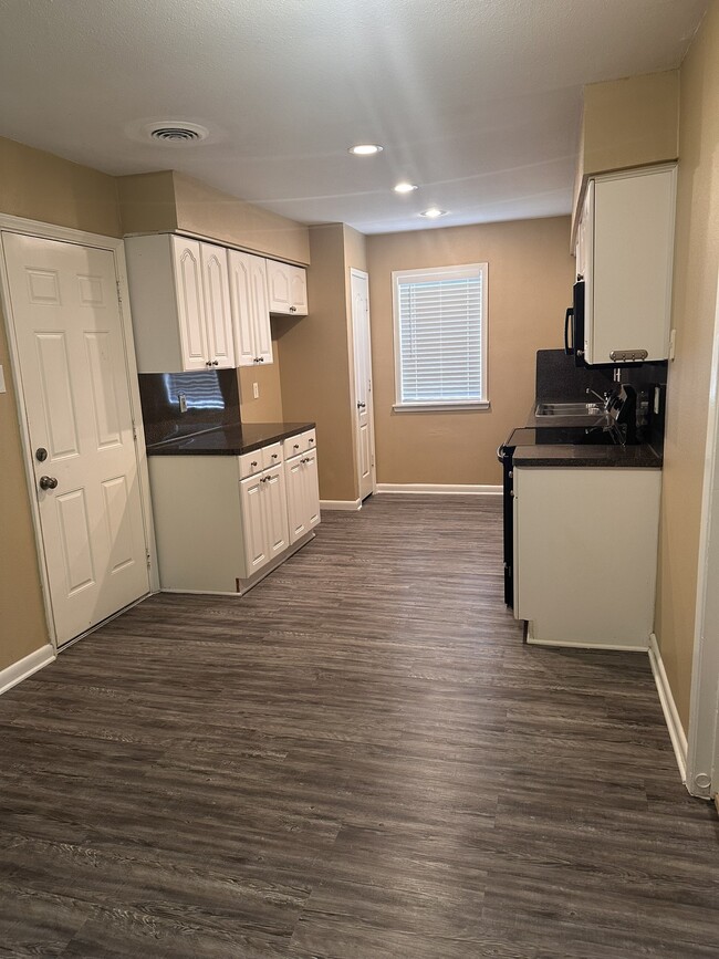 Building Photo - 5830 Effingham Dr