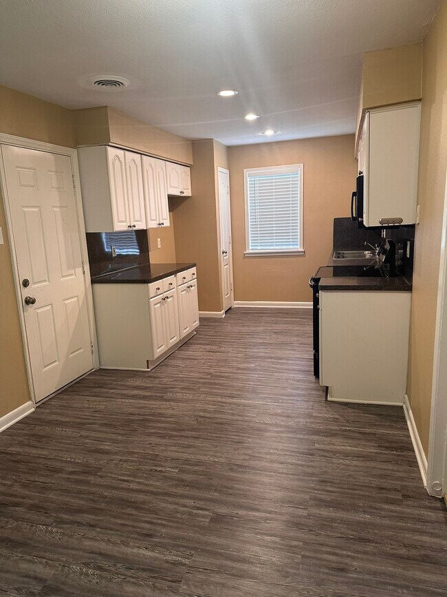 Foto del edificio - 5830 Effingham Dr