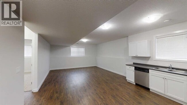 Building Photo - 9717-9112 112 Ave