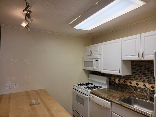 Gas stove, dishwasher & microwave - 52 E Bowery St