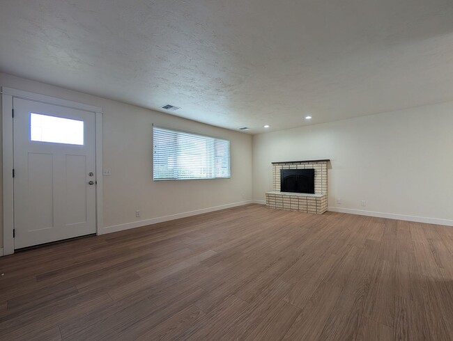 Building Photo - Great 2-Bed/1-Bath Near Coburg Road!