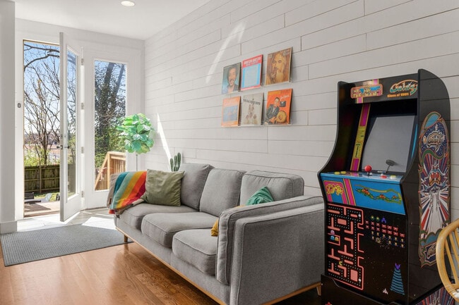 Building Photo - 559 Veritas St