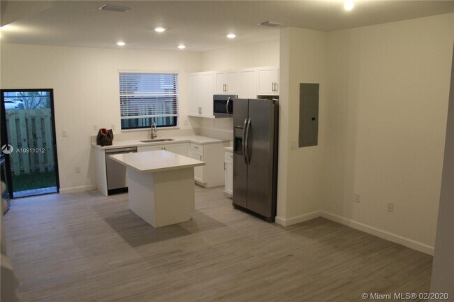 Building Photo - 321 NE 208 TER  321 Miami Fl 33179