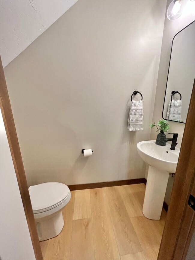 Foto del edificio - Stunning 5 Bed/2.5 Bath Townhome!