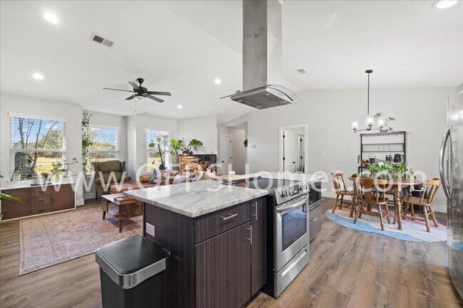 Building Photo - Home in Holley By the Sea