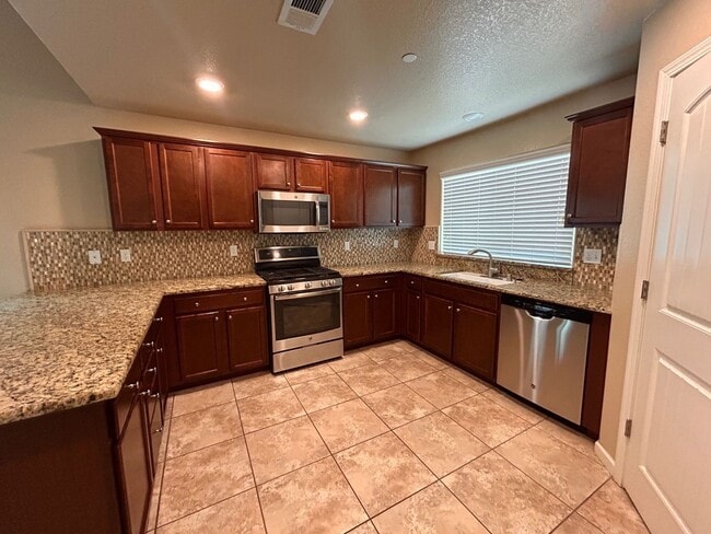 Building Photo - Beautiful home for rent in Tulare, CA!
