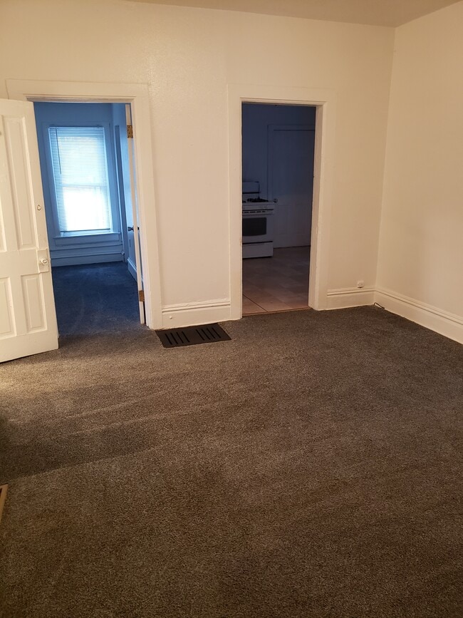 Building Photo - Very spacious 2 Bedroom in Racine!