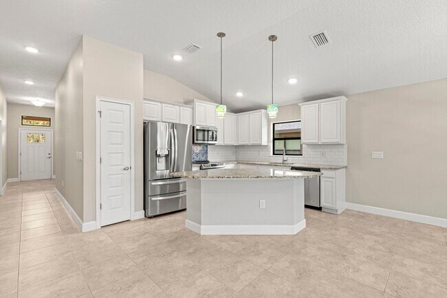 Foto del edificio - Beautiful Home For Rent WITH A POOL!
