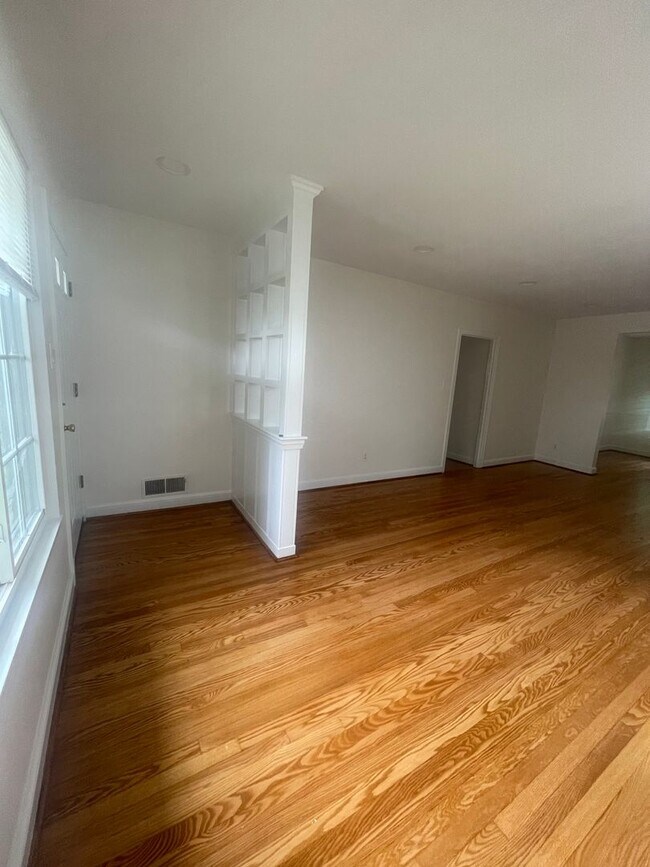 Foto del edificio - PARKWOOD SUBDIVISION, REFINISHED HARDWOOD ...