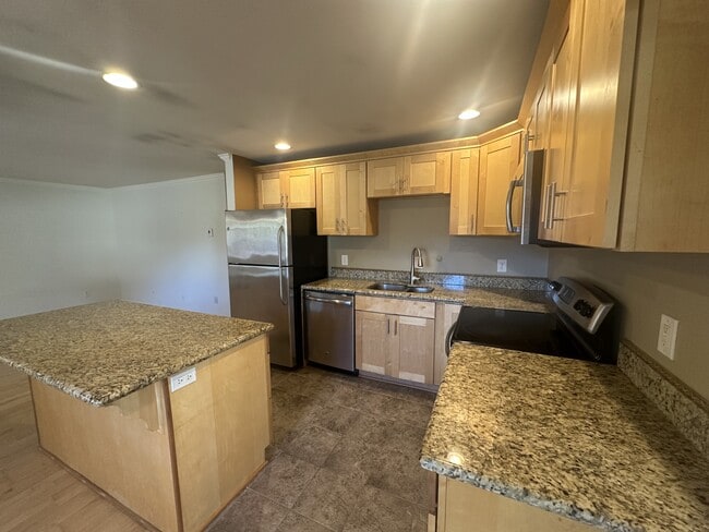 Building Photo - 415 Healy Ave S