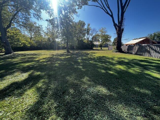 Foto del edificio - 1002 Meadow Hill Rd