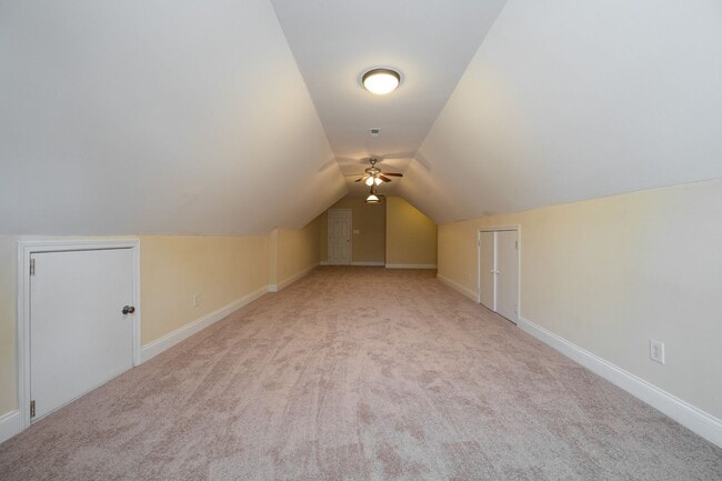Building Photo - First floor Master with 3 Bedrooms !
